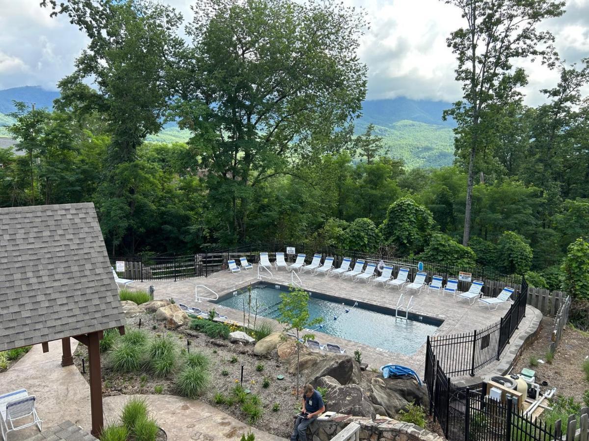 Happy Trails - Cobbly Nob Resort Home Gatlinburg Bagian luar foto